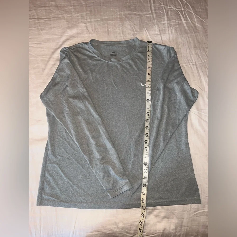 Nike Gray Long Sleeve Performance Top Size L